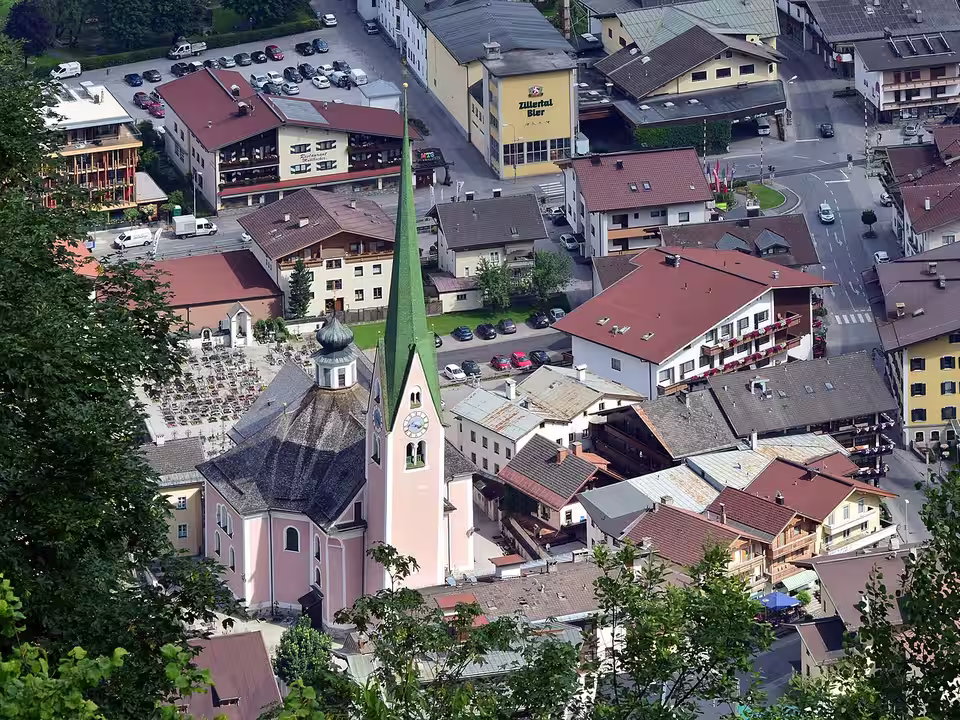 Pfarrkirche und Ortskern von Zell am Ziller