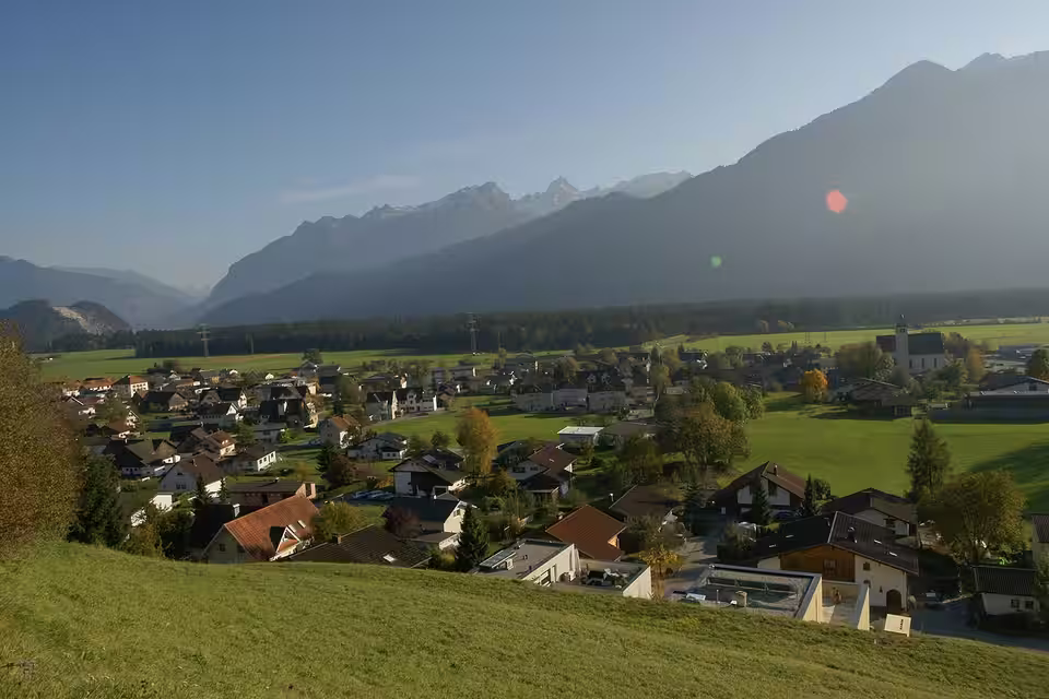 Blick über Bludesch zu den Bergen