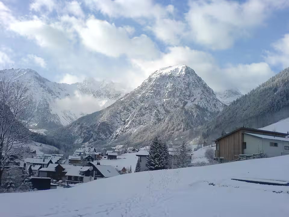 Brand im winterlichen Bergtal