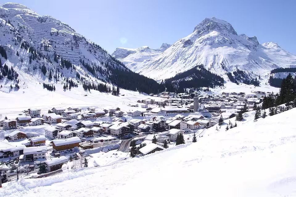 Lech am Arlberg im Winter vor dem Omeshorn