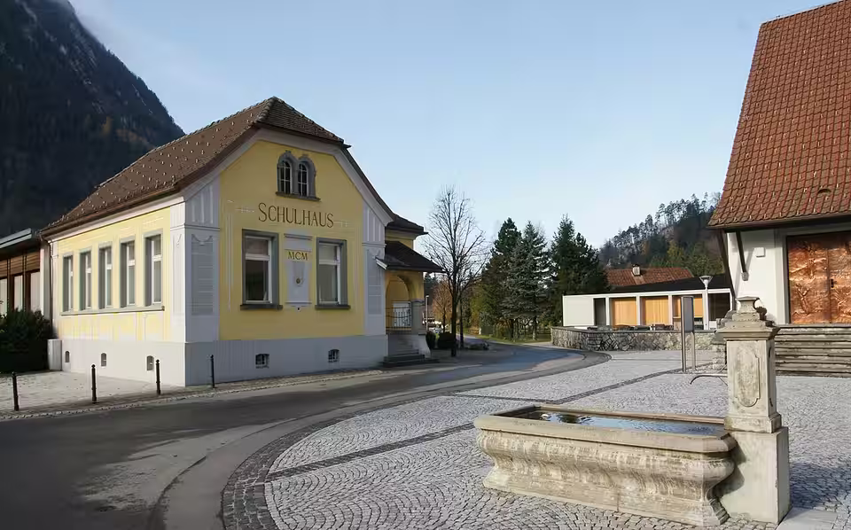 Schulhaus und Dorfplatz in Lorüns