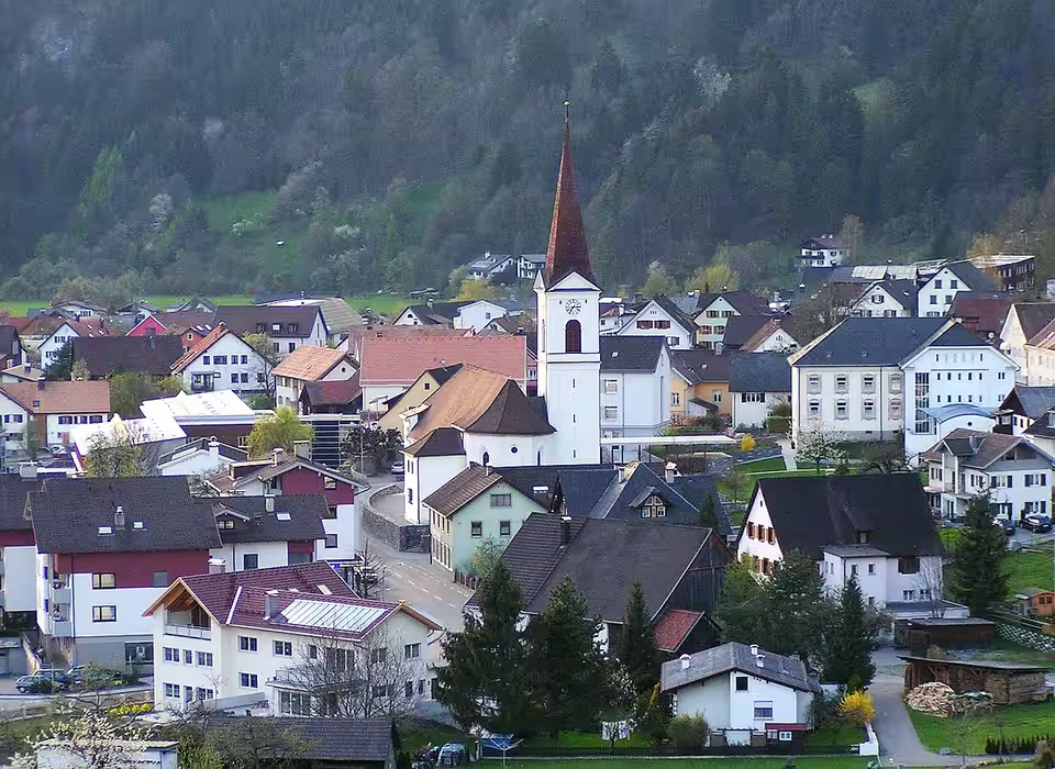 Kirche und Ortskern von Nüziders
