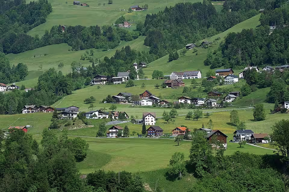 Ortskern von Thüringerberg zwischen Wiesen und Wald