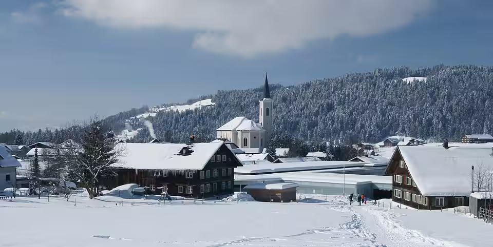 Alberschwende mit der Pfarrkirche Sankt Martin im Winter