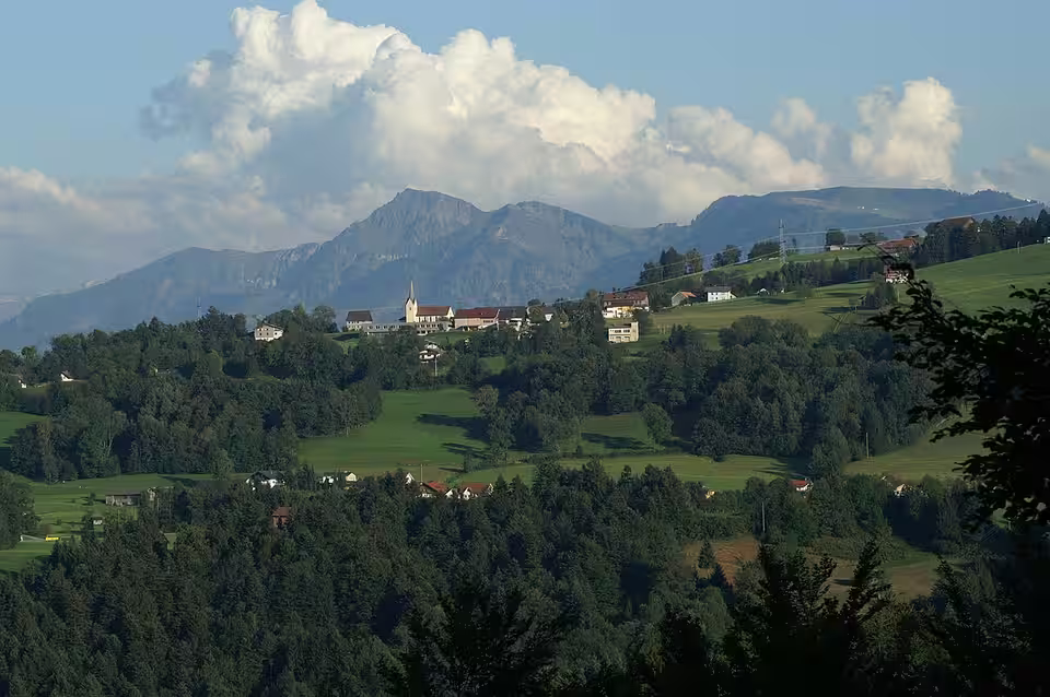 Buch in Vorarlberg mit Bergpanorama