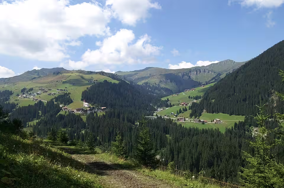 Kirchdorf Damüls in der Berglandschaft
