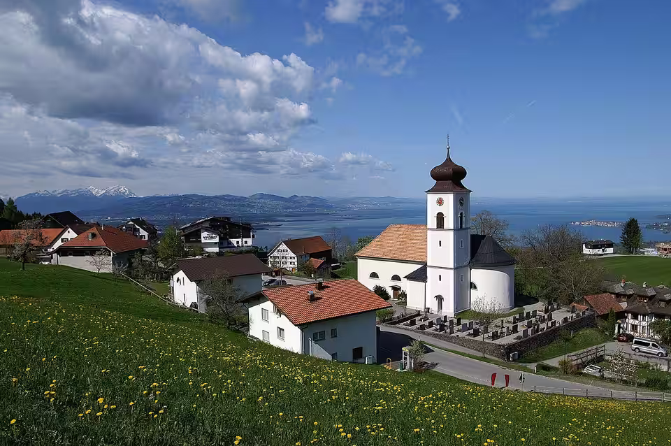 Kirche und Häuser in Eichenberg mit Blick zum Bodensee