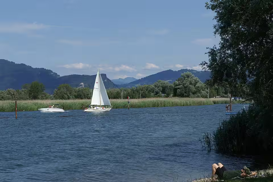 Segelboot an der Hafeneinfahrt in Fußach