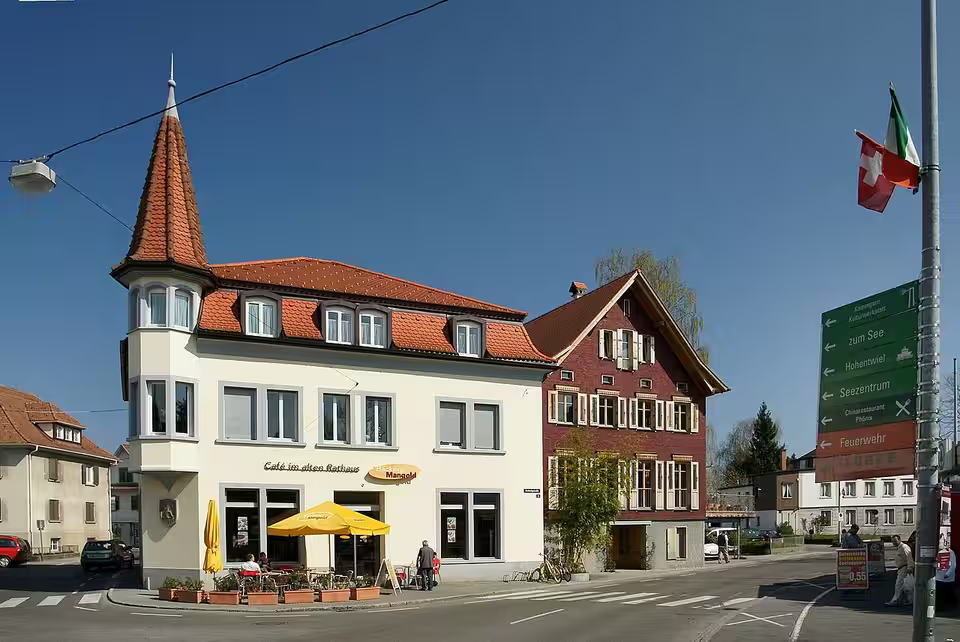Rathaus und Ortsstraße in Hard