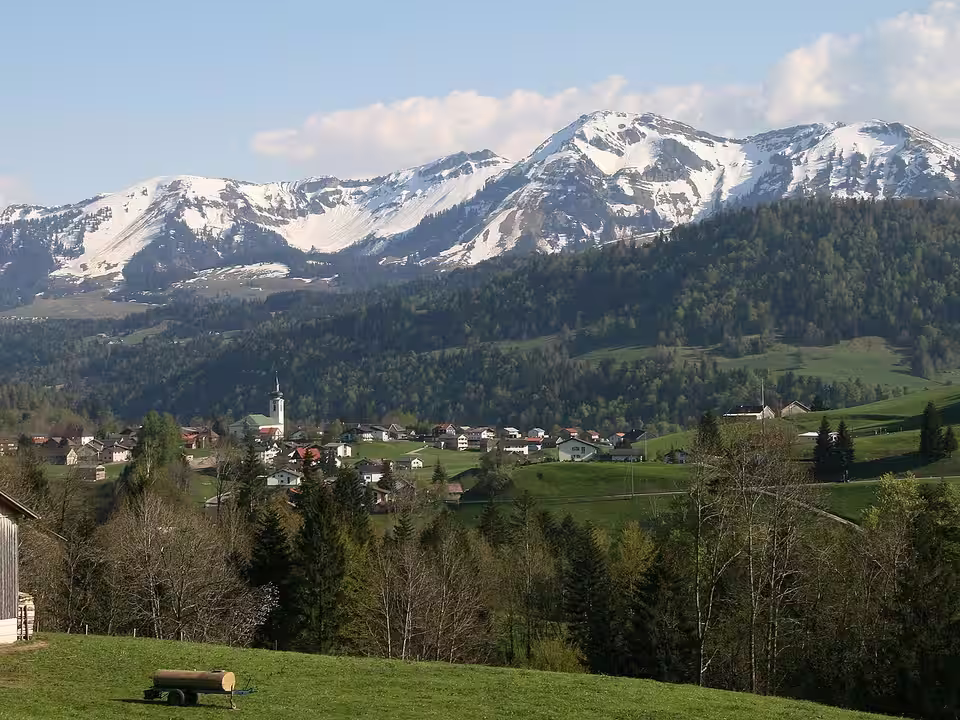Hittisau vor den schneebedeckten Bergen