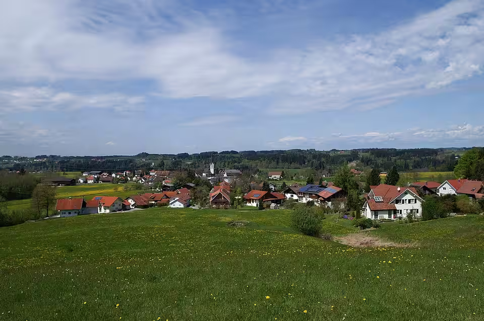 Häuser und Wiesen in Hohenweiler