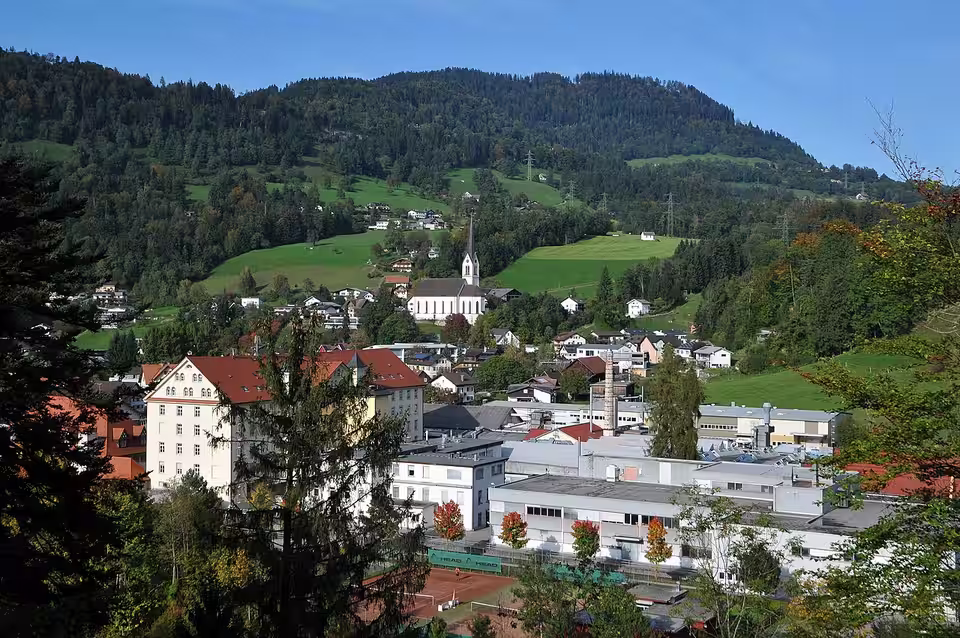 Kennelbach mit der Pfarrkirche Sankt Josef