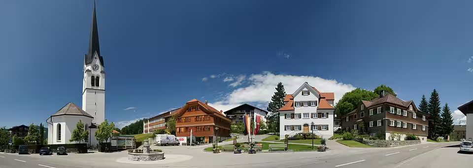 Kirche und Ortszentrum von Lingenau