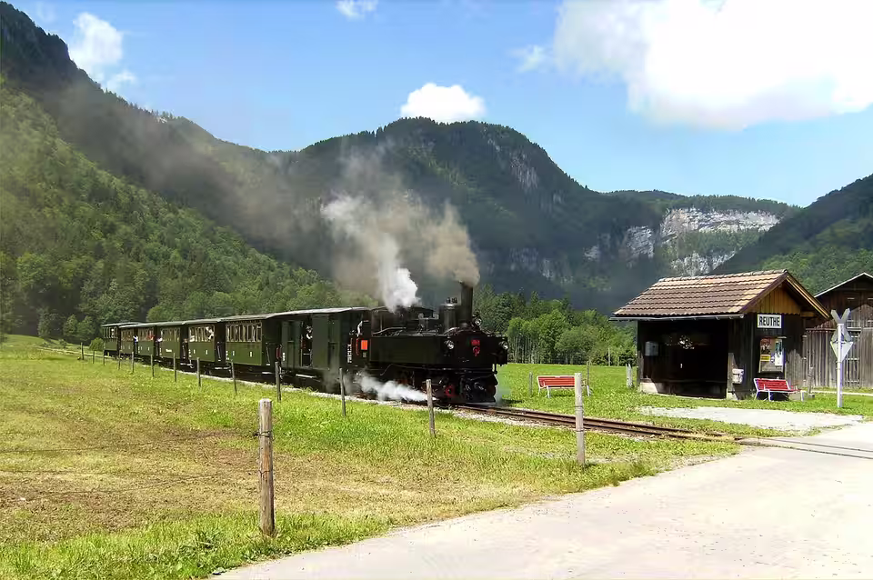 Museumsbahn an der historischen Haltestelle in Reuthe