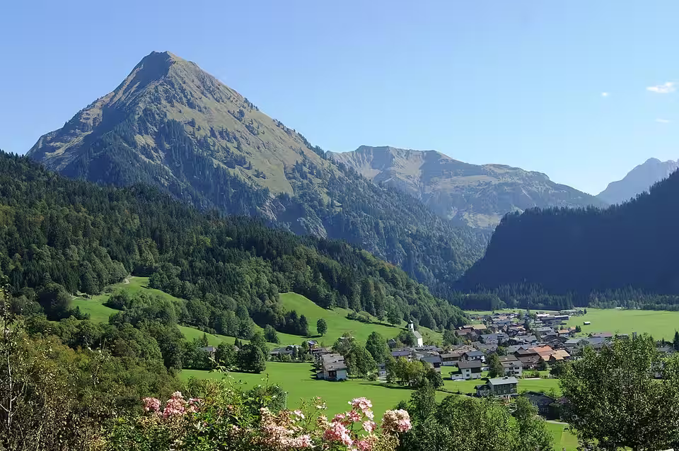 Schoppernau vor der Üntschenspitze