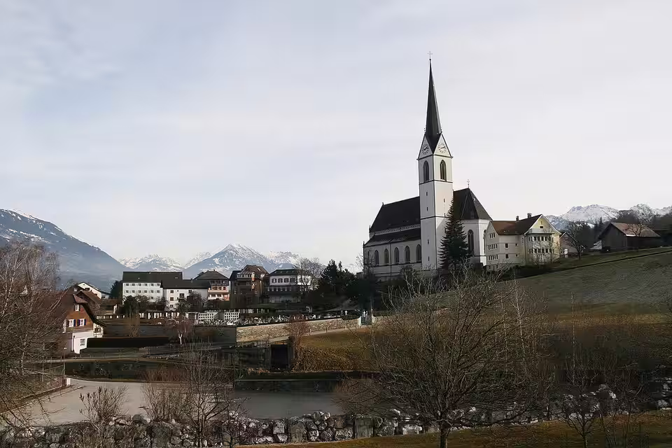 Pfarrkirche Sankt Sulpitius und Ortszentrum in Frastanz