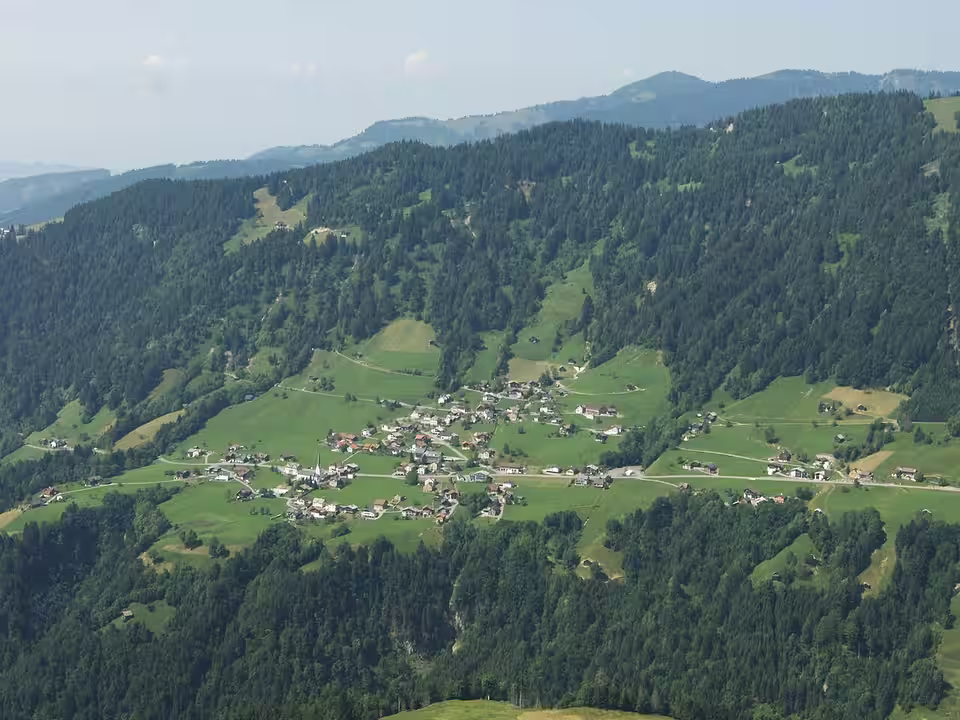Blick auf Laterns am bewaldeten Berghang