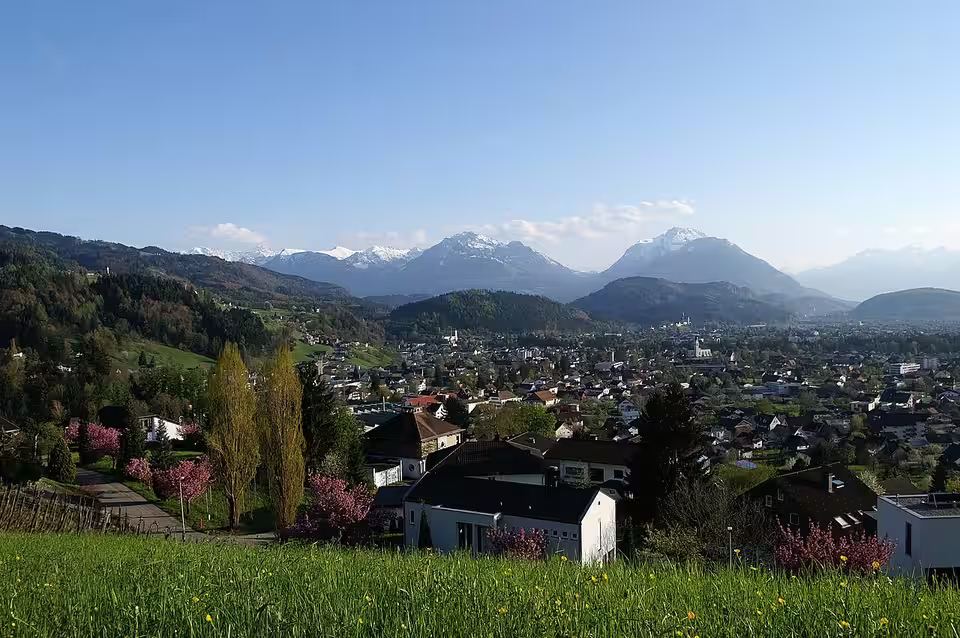 Blick von der Rebhalde in Röthis über das Rheintal